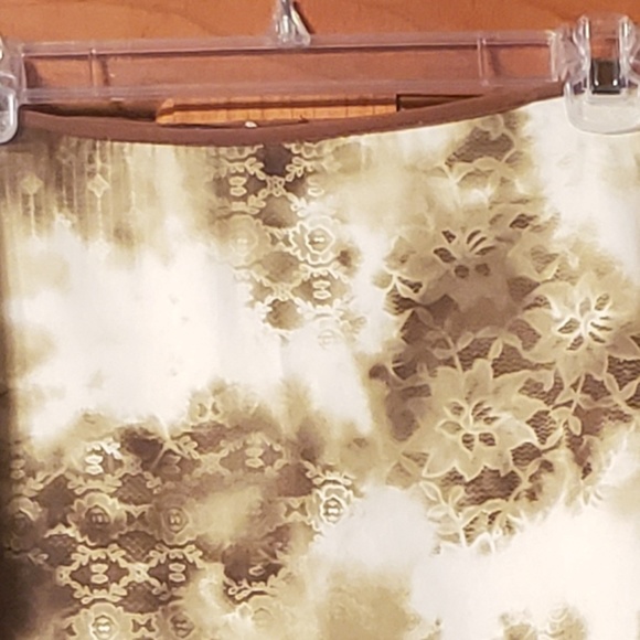 💚2/$10💚Unique, smoky flower patterned skirt - Picture 5 of 5